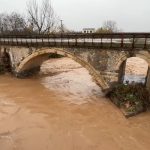 Δύσκολη κατάσταση στη Θεσσαλία: Πλημμύρες στον Δομακό – Εκκένωση κοντά στον Ενιπέα ποταμό