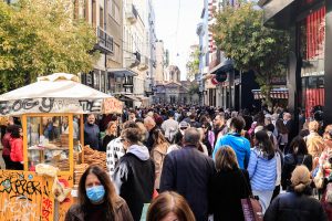 Πότε ξεκινά το εορταστικό ωράριο – Ποιες Κυριακές θα είναι ανοιχτά τα καταστήματα