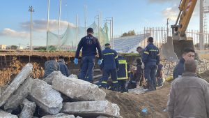 Δύο εργάτες έπεσαν σε τάφρο όταν κατέρρευσε τοιχείο – Μεγάλη επιχείρηση για τον απεγκλωβισμό τους