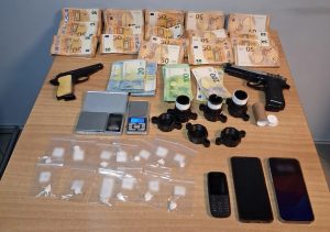Ζευγάρι πιάστηκε με κοκαΐνη, όπλα και 106.600 ευρώ στην Εύβοια