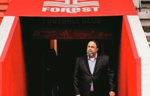 Νότιγχαμ Φόρεστ: Ο Βαγγέλης Μαρινάκης τιμά τον Τζον Ρόμπερτσον