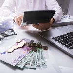 Στο τραπέζι φορολογικές ανάσες για τις επιχειρήσεις με ορίζοντα το 2027