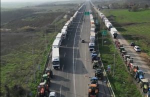 Αγροτικές κινητοποιήσεις: Ουρά 11 χλμ. σχηματίζουν τα σταθμευμένα φορτηγά στο τελωνείο Κήπων