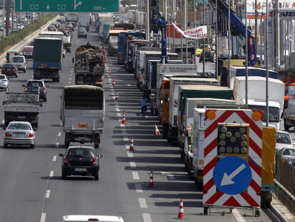 «Χειρόφρενο» τραβάνε από την Κυριακή οι ιδιοκτήτες φορτηγών – Θα παρατάξουν τα οχήματα στους δρόμους