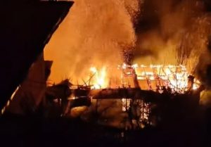 Πανικός στο Ανήλιο Μετσόβου: Στις φλόγες παραδόθηκαν δύο παραδοσιακές κατοικίες  – Ζημιές και σε τρίτη (video)