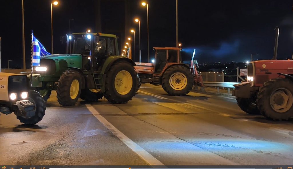 Εκλεισαν οι αγρότες την Υψηλή Γέφυρα Χαλκίδας (βίντεο)