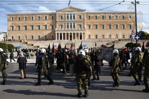 Αλέξης Γρηγορόπουλος: Τα ΜΑΤ φρουρούν το χριστουγεννιάτικο δέντρο στο Σύνταγμα – Άνοιξαν οι σταθμοί του μετρό