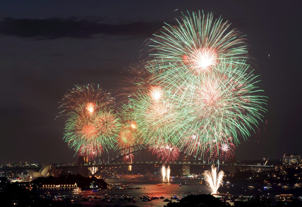 Από τα σταφύλια στην Ισπανία μέχρι το σπάσιμο πιάτων στη Δανία: Τα πιο ασυνήθιστα έθιμα της Πρωτοχρονιάς