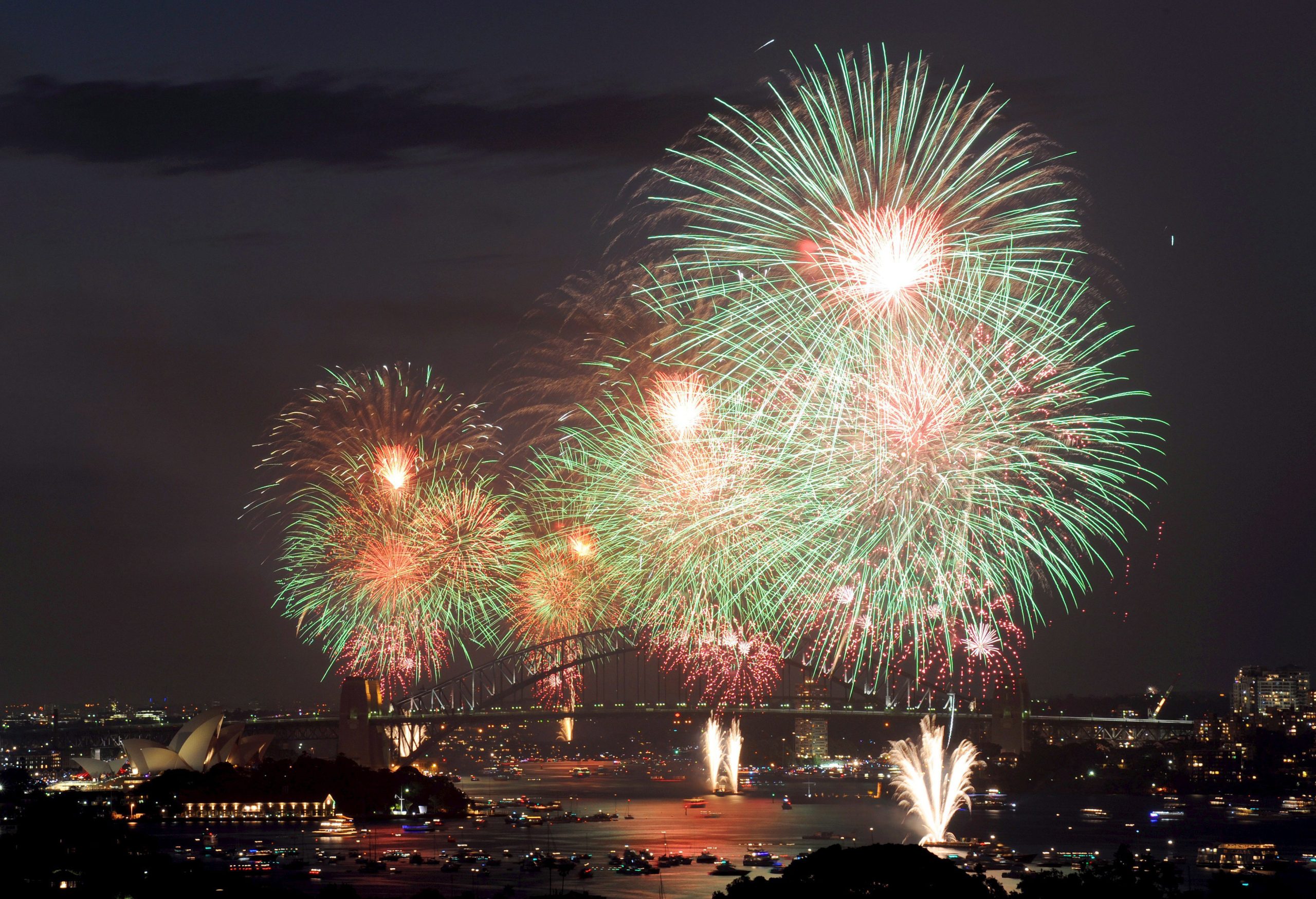 Από τα σταφύλια στην Ισπανία μέχρι το σπάσιμο πιάτων στη Δανία: Τα πιο ασυνήθιστα έθιμα της Πρωτοχρονιάς