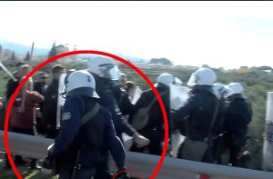 Πάτρα: Η στιγμή που άνδρας των ΜΑΤ πετάει δακρυγόνα σε αγρότες και τις οικογένειές τους (βίντεο)