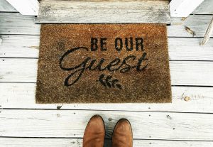 Airbnb: Τι έχει αλλάξει και τι να προσέξετε πριν κλείσετε για τα Χριστούγεννα