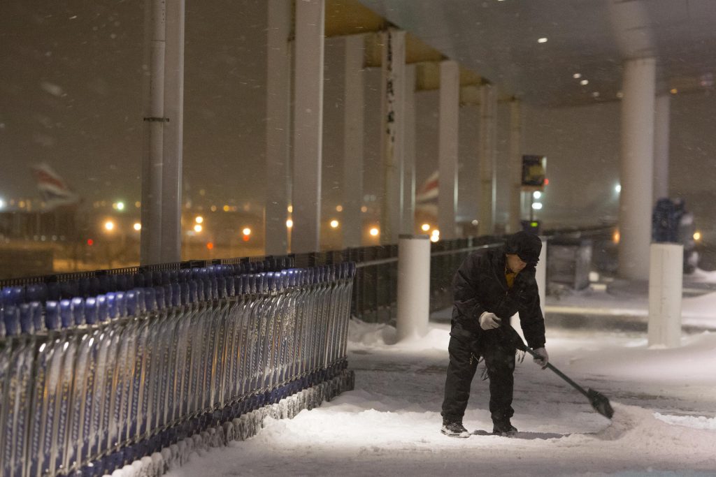 Μετ’ εμποδίων η επιστροφή του Ολυμπιακού από την Αστάνα: Προσπαθούν να αφαιρέσουν τον πάγο από το αεροπλάνο (Βίντεο)