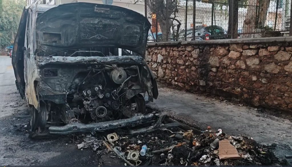 Καισαριανή: Εμπρηστική επίθεση τα ξημερώματα – Εκαψαν αυτοκίνητα