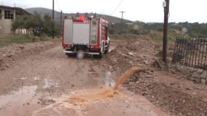 Πνίγηκε η δυτική Αττική από την κακοκαιρία – Χείμαρροι οι δρόμοι, πλημμύρισαν σπίτια