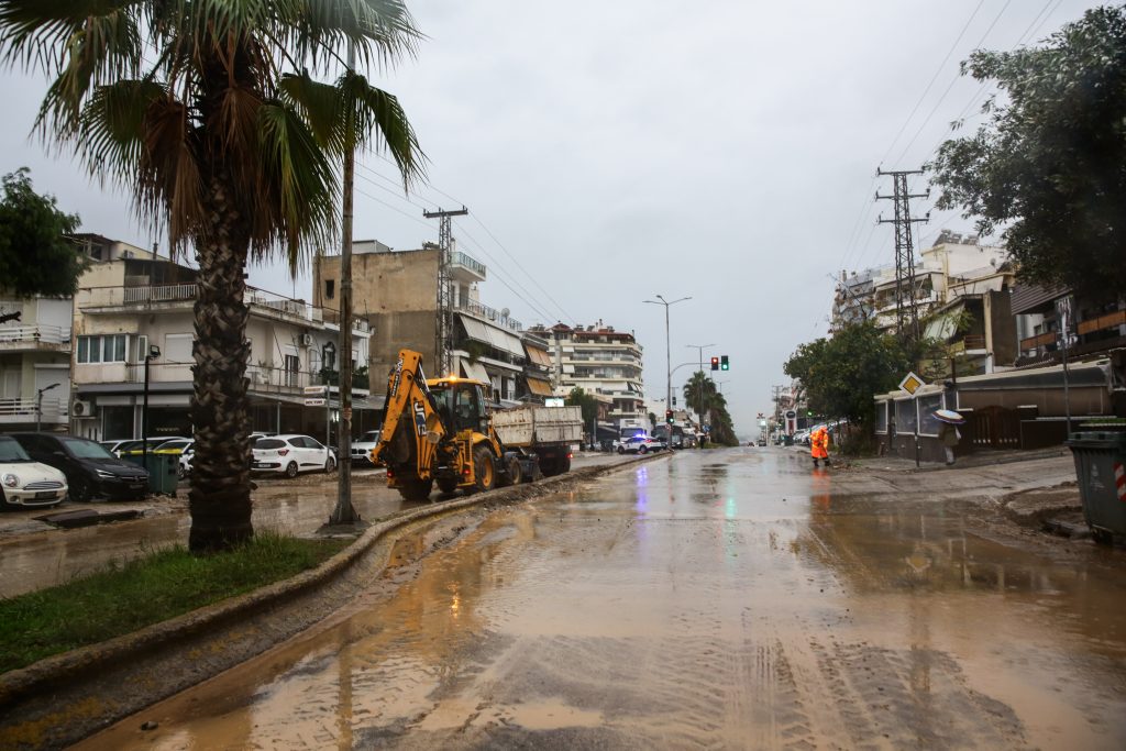 Κακοκαιρία Byron live: Σαρώνει την Αττική – Πλημμύρισαν σπίτια και δρόμοι, μηνύματα του 112