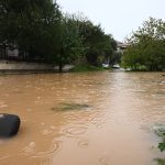 Κακοκαιρία Byron: Ποτάμια οι δρόμοι στη Νέα Πέραμο – Κινδύνευσαν από υπερχείλιση ποταμού στη Φοινικούντα