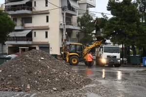 Χάος στην Αττική έφερε η κακοκαιρία Byron – Απομάκρυνση φερτών υλικών στους πλημμυρισμένους δρόμους