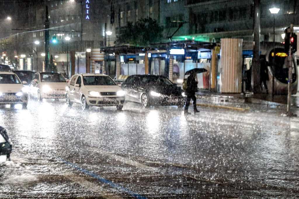 Συνεχίζεται με σφοδρότητα η κακοκαιρία «Byron» – Πού υπάρχουν προβλήματα, πώς θα κινηθούν τα φαινόμενα