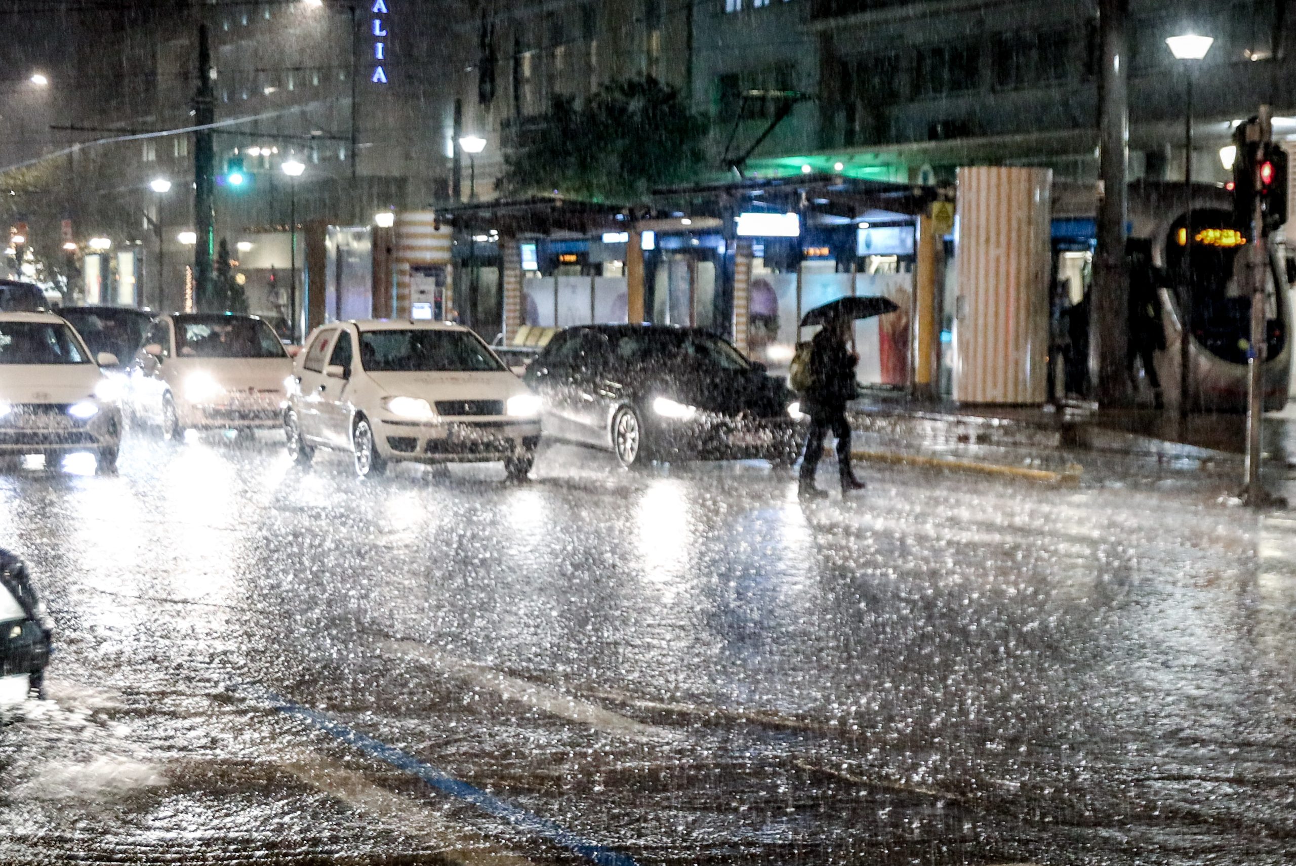 Συνεχίζεται με σφοδρότητα η κακοκαιρία «Byron» - Πού υπάρχουν προβλήματα, πώς θα κινηθεί η κακοκαιρία