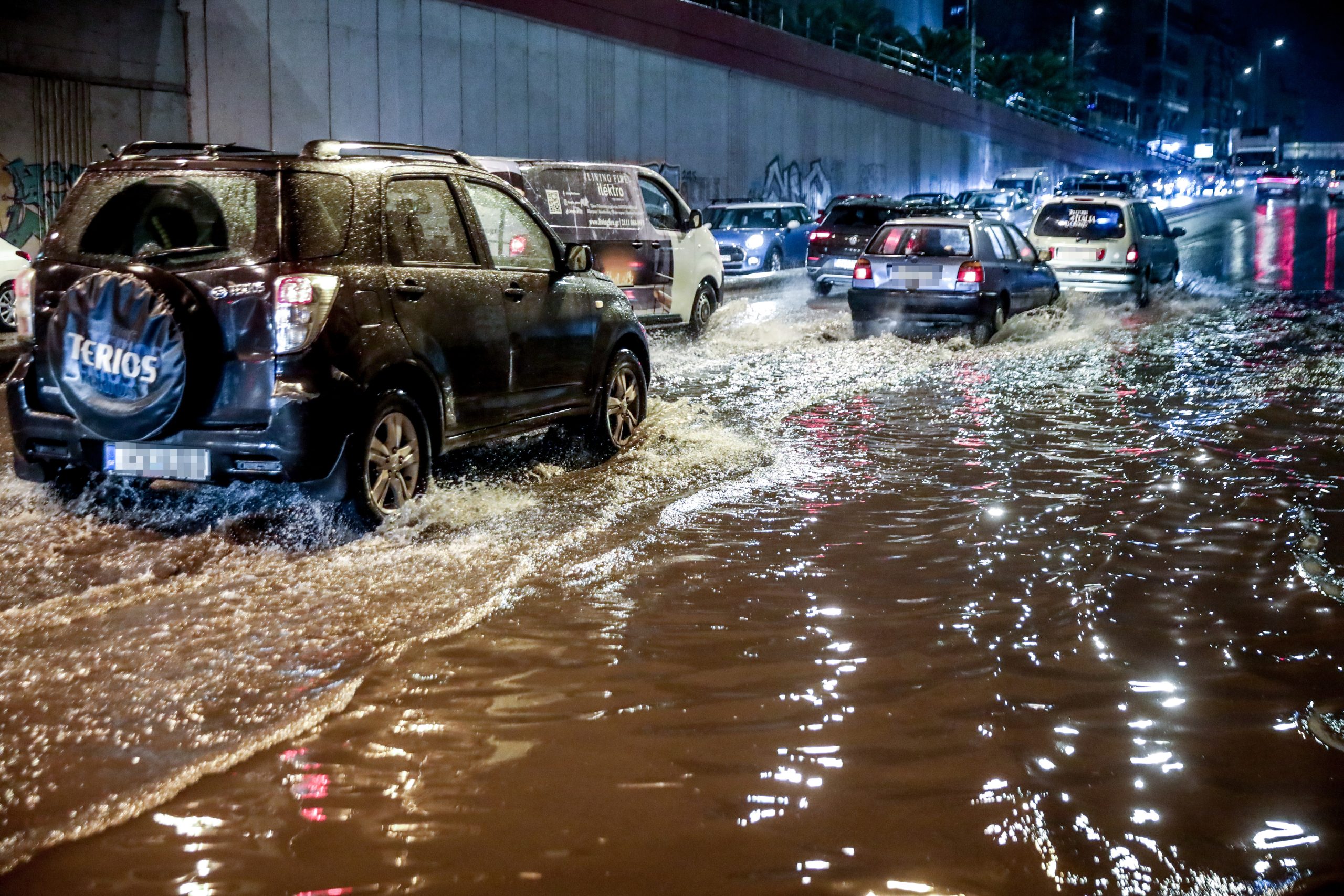 Κακοκαιρία Byron live: Σαρώνει την Αττική - Πλημμύρισαν σπίτια και δρόμοι, μηνύματα του 112