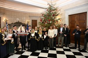 Το Μουσικό Σχολείο Αλίμου και ο Πολιτιστικός Σύλλογος Ερέτριας «Κωνσταντίνος Κανάρης» είπαν τα κάλαντα στον Πρωθυπουργό