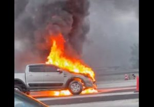 Κόρινθος: Φωτιά σε αυτοκίνητο στα διόδια Καλαμακίου – Κάηκε ολοσχερώς