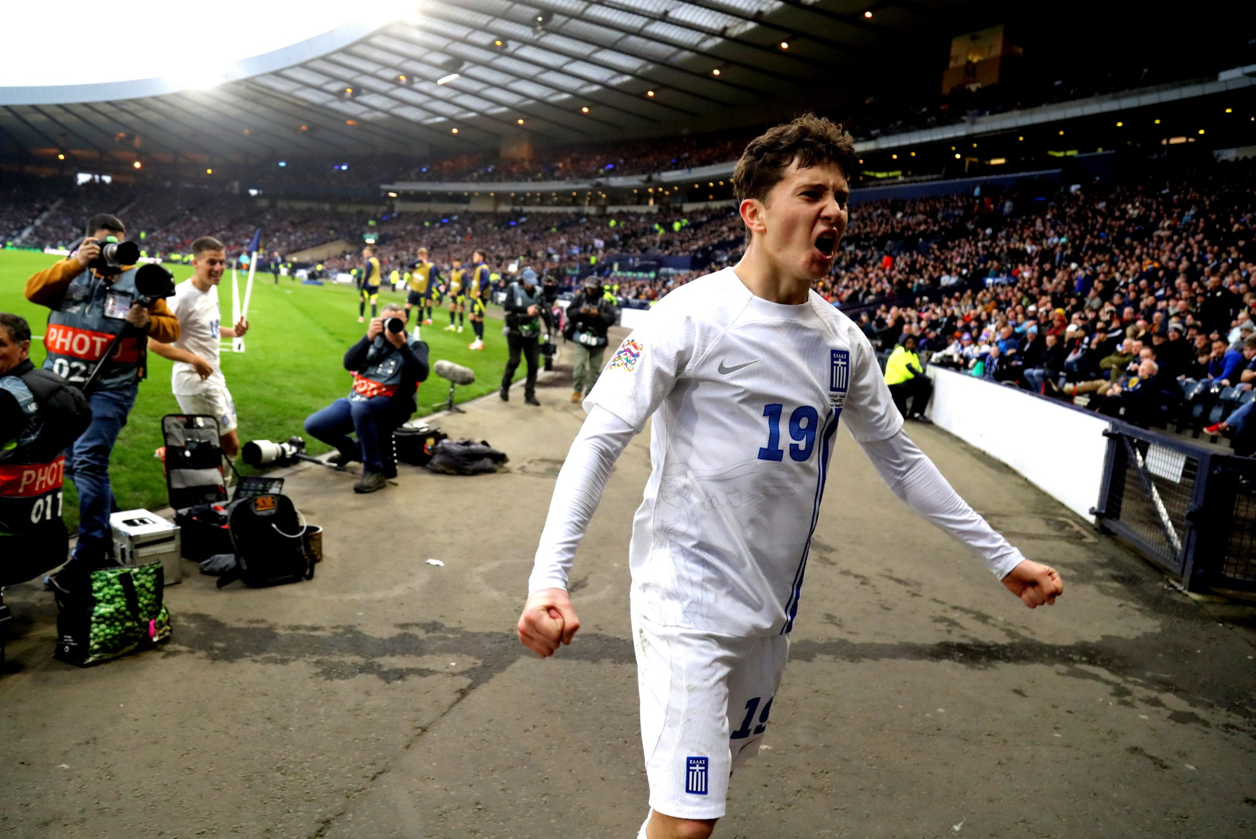 &Epsilon;&nu;&delta;&iota;&alpha;&phi;έ&rho;&omicron;&nu; &kappa;&alpha;&iota; &tau;&eta;&sigmaf; &Rho;&epsilon;ά&lambda; &Mu;&alpha;&delta;&rho;ί&tau;&eta;&sigmaf; &gamma;&iota;&alpha; &tau;&omicron;&nu; &Kappa;&alpha;&rho;έ&tau;&sigma;&alpha;: &Tau;&iota; &alpha;&nu;&alpha;&phi;έ&rho;&omicron;&upsilon;&nu; &iota;&sigma;&pi;&alpha;&nu;&iota;&kappa;ά &delta;&eta;&mu;&omicron;&sigma;&iota;&epsilon;ύ&mu;&alpha;&tau;&alpha;