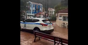 Κακοκαιρία Byron: Πλημμύρισαν σπίτια και καταστήματα στο Καστελλόριζο – Σοκάκια και λιμάνι έγιναν λιμνοθάλασσα λάσπης