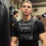 Άγριος ξυλοδαρμός του kickboxer Γιάννη Τσουκαλά πάνω στο ρινγκ από οπαδούς του Σέρβου αντιπάλου του (βίντεο)