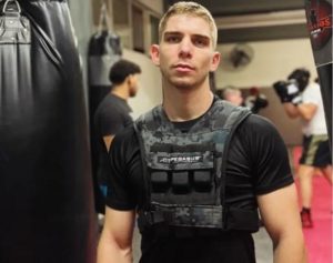 Άγριος ξυλοδαρμός του kickboxer Γιάννη Τσουκαλά πάνω στο ρινγκ από οπαδούς του Σέρβου αντιπάλου του (βίντεο)