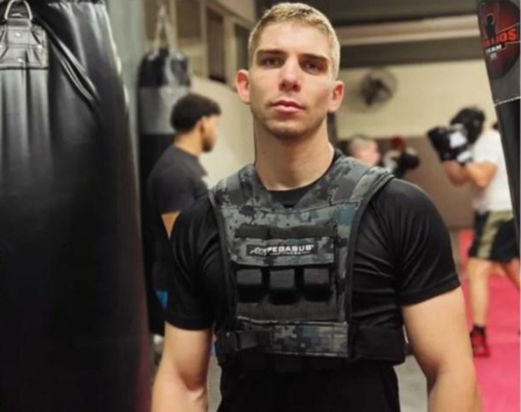 Άγριος ξυλοδαρμός του kickboxer Γιάννη Τσουκαλά πάνω στο ρινγκ από οπαδούς του Σέρβου αντιπάλου του (βίντεο)