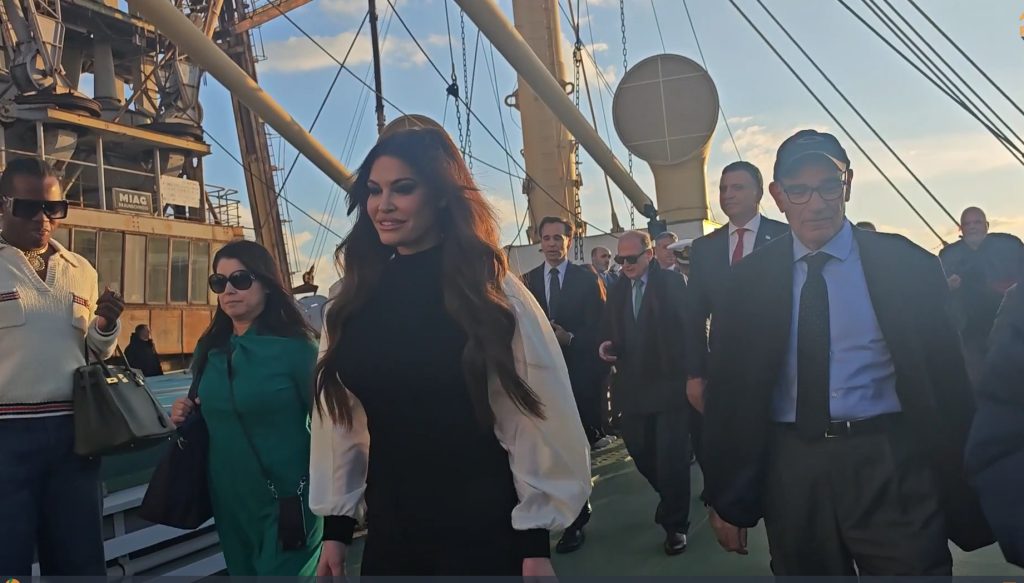 Στο Hellas Liberty ξενάγησε ο Βασίλης Κικίλιας την Κίμπερλι Γκίλφοϊλ