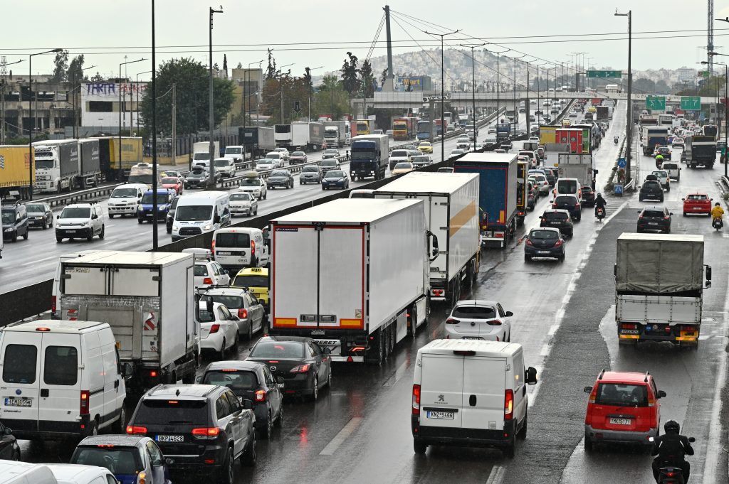 Μποτιλιάρισμα σε Αττική Οδό και Κηφισό: Μεγάλες ουρές στους δρόμους
