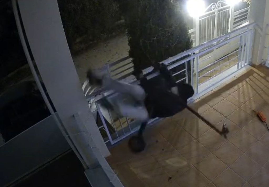Κλέβει ηλεκτρικό πατίνι από μπαλκόνι διαμερίσματος – Ατζαμής και θρασύτατος ο δράστης