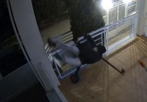 Κλέβει ηλεκτρικό πατίνι από μπαλκόνι διαμερίσματος – Ατζαμής και θρασύτατος ο δράστης