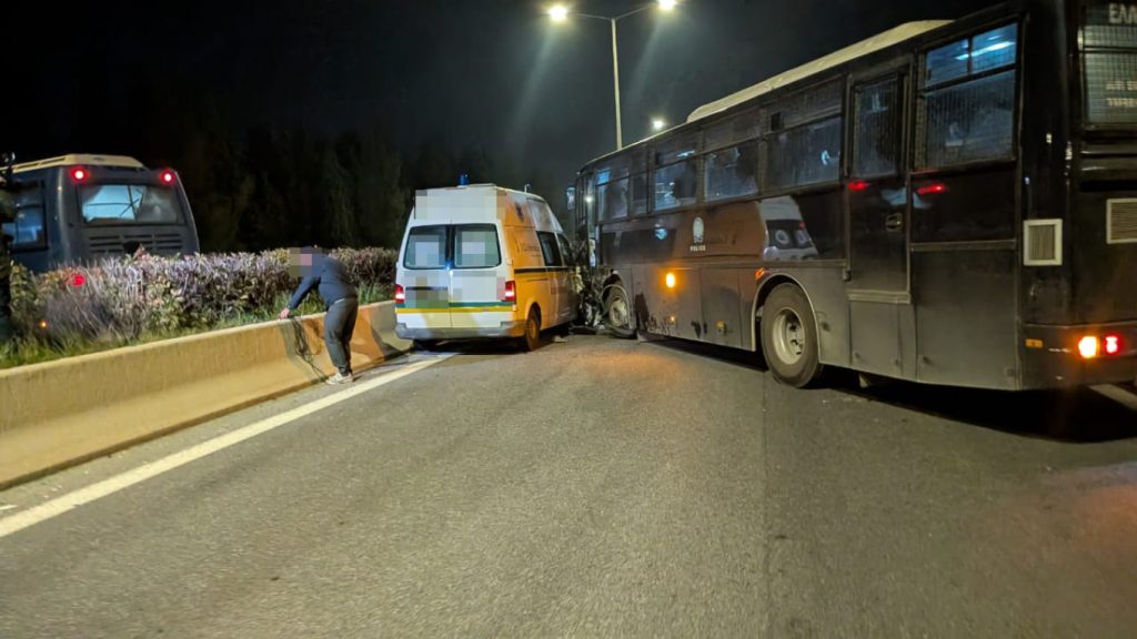 Σοβαρό τροχαίο στη Λάρισα: Σύγκρουση κλούβας των ΜΑΤ με ασθενοφόρο κοντά σε μπλόκο