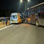 Σοβαρό τροχαίο στη Λάρισα: Σύγκρουση κλούβας των ΜΑΤ με ασθενοφόρο κοντά σε μπλόκο