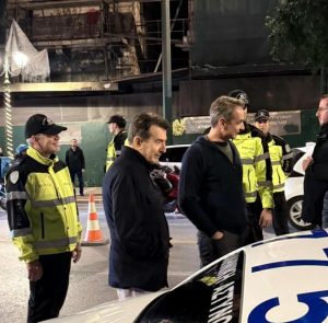 Αιφνιδιαστική επίσκεψη Μητσοτάκη σε… μπλόκο: Τι έκανε στη Σταδίου με τον Χρυσοχοΐδη