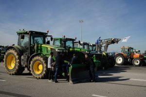 Παραμένουν στα μπλόκα οι αγρότες στη δυτική Θεσσαλία
