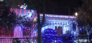 Χριστουγεννιάτικο υπερθέαμα στο Χαλάνδρι: Σπίτι στολίστηκε με 20.000 λαμπιόνια