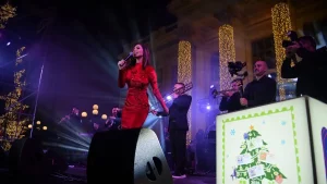 Δήμος Πειραιά: Πυροτεχνήματα, 120.000 λαμπιόνια και Λένα Ζευγαρά live – Δείτε τα highlights από το χριστουγεννιάτικο πάρτι