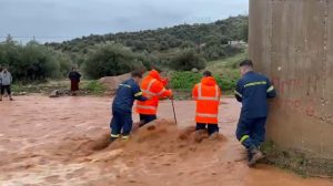 Κακοκαιρία Byron: Μνήμες από το παρελθόν στην Μάνδρα – Συναγερμός για υπερχείλιση ποταμού στην Ελευσίνα