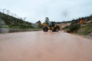 Πνίγηκε η δυτική Αττική από την κακοκαιρία – Χείμαρροι οι δρόμοι, πλημμύρισαν σπίτια