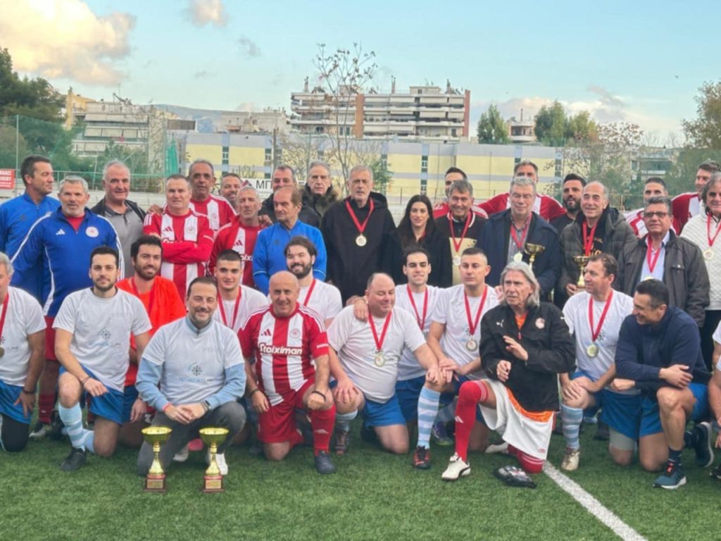 Ο Γιάννης Μώραλης στον φιλικό αγώνα των Βετεράνων του Ολυμπιακού με την ομάδα του Αντικαρκινικού Νοσοκομείου Πειραιά «Μεταξά»