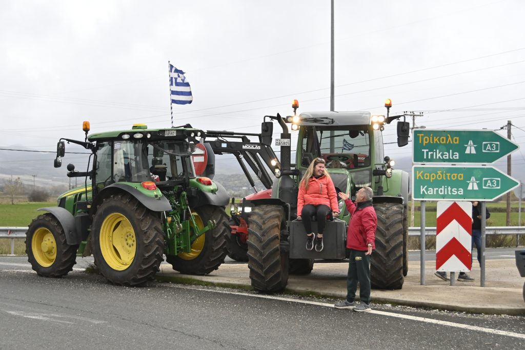 Ενισχύονται τα αγροτικά μπλόκα σε όλη τη χώρα  – Έκλεισαν  τα τελωνεία του Προμαχώνα και των Ευζώνων