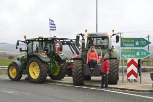 Αγρότες επιχείρησαν να αναποδογυρίσουν περιπολικό σε νέο μπλόκο στην Καλαμάτα