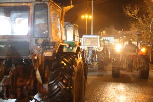 Αγρότες και κυβέρνηση ετοιμάζονται για σύγκρουση – Πληθαίνουν τα μπλόκα, πάνε για κλιμάκωση