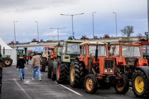 Σκληραίνουν στάση οι αγρότες: Χιλιάδες τρακτέρ στους δρόμους, νέα μπλόκα σε Εθνικές Οδούς