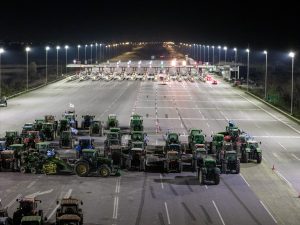 Ενα βήμα πίσω