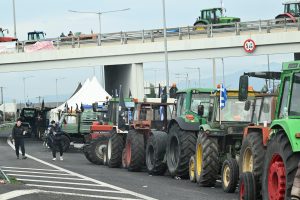 Ενισχύονται και αυξάνονται τα μπλόκα των αγροτών – Σκληραίνουν τη στάση τους από την Δευτέρα